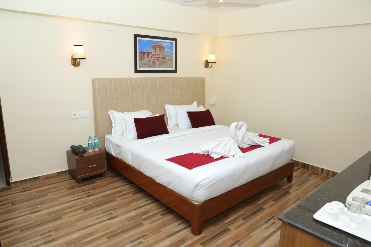 Gadiraju Palace Convention Centre & Hotel Визакхапатнам Екстериор снимка