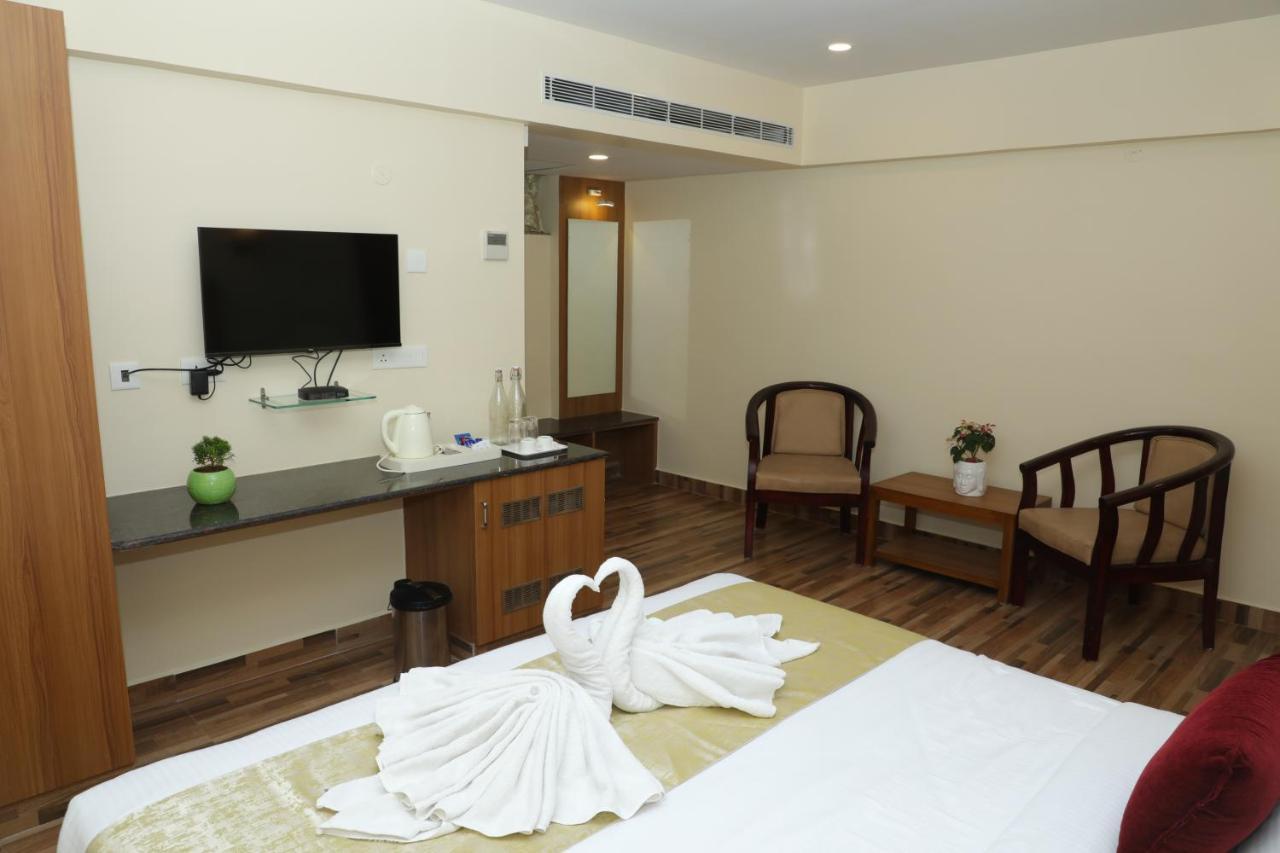 Gadiraju Palace Convention Centre & Hotel Визакхапатнам Екстериор снимка