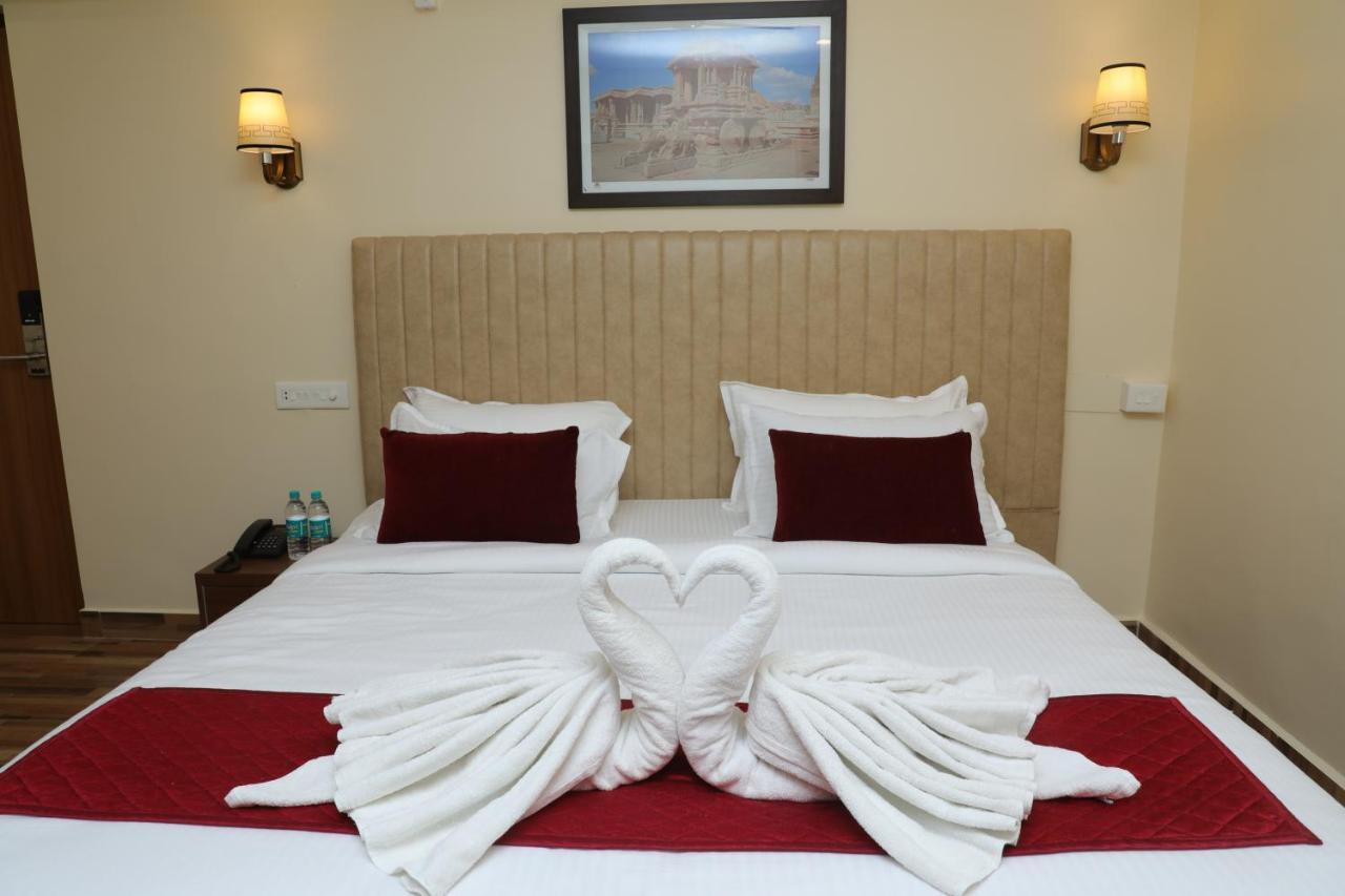 Gadiraju Palace Convention Centre & Hotel Визакхапатнам Екстериор снимка