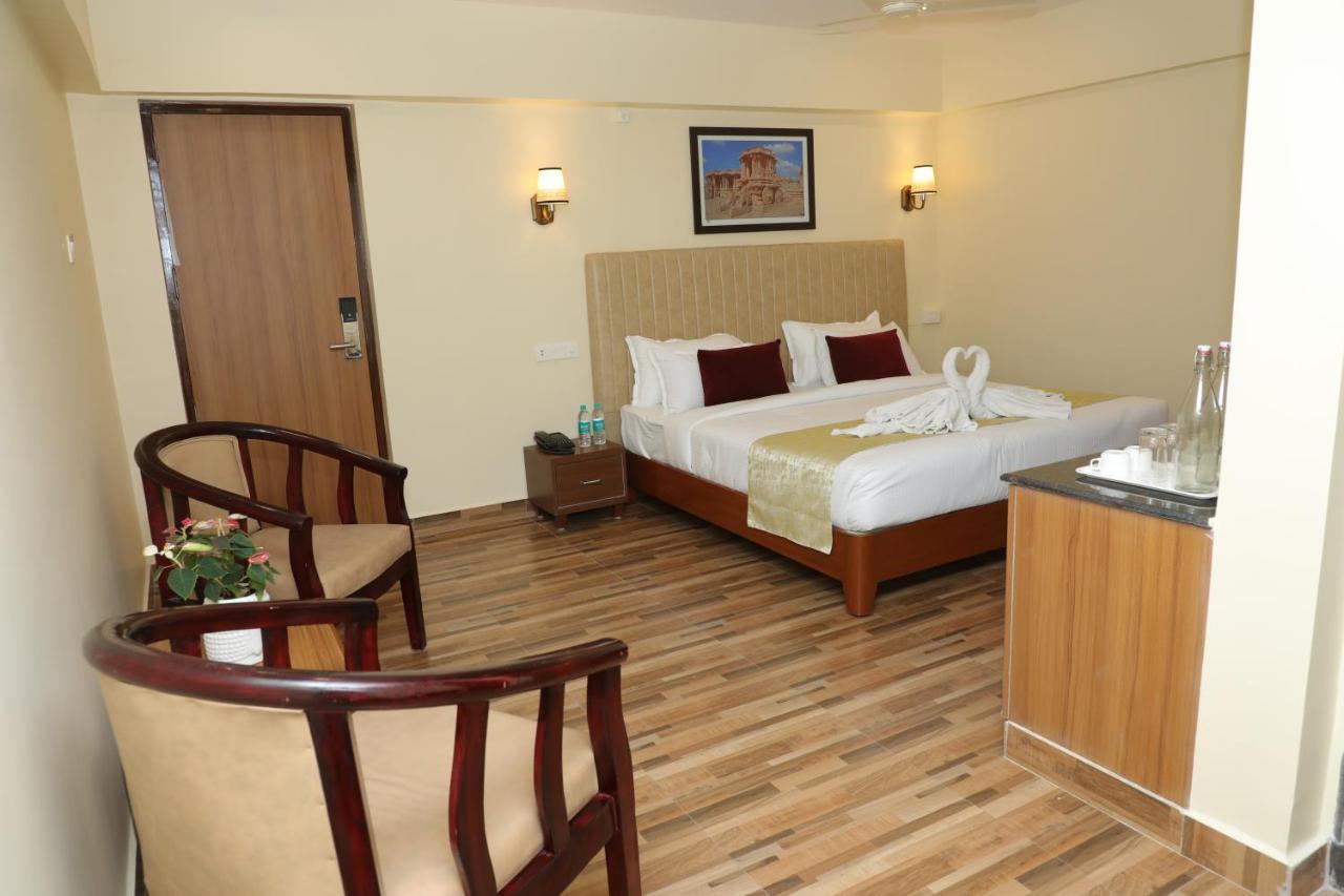 Gadiraju Palace Convention Centre & Hotel Визакхапатнам Екстериор снимка