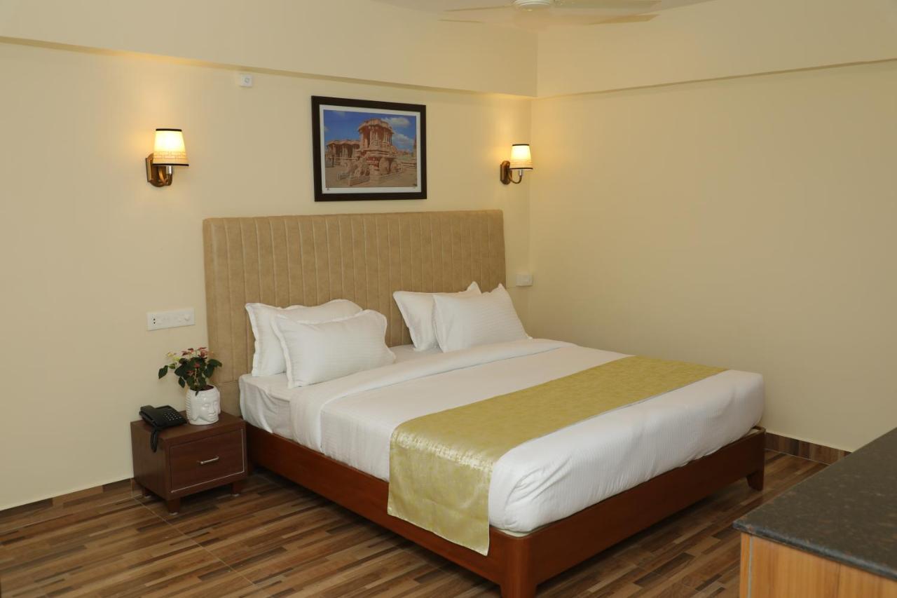 Gadiraju Palace Convention Centre & Hotel Визакхапатнам Екстериор снимка