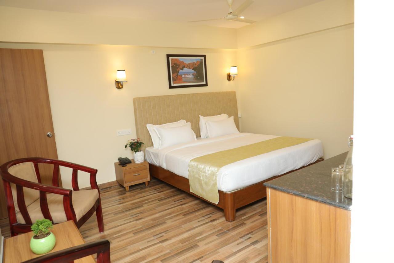 Gadiraju Palace Convention Centre & Hotel Визакхапатнам Екстериор снимка