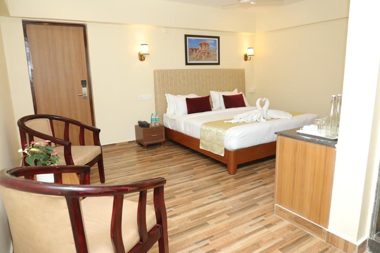 Gadiraju Palace Convention Centre & Hotel Визакхапатнам Екстериор снимка