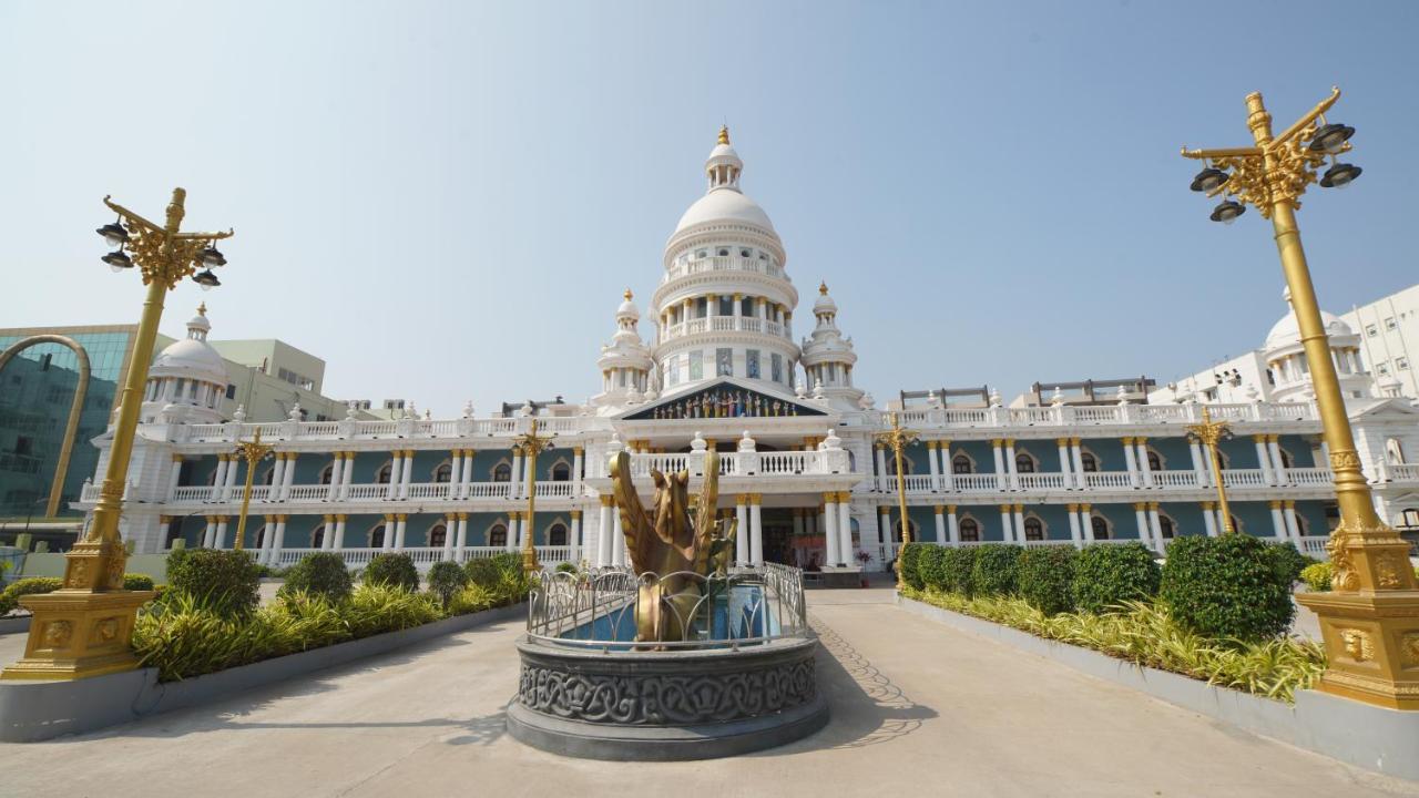 Gadiraju Palace Convention Centre & Hotel Визакхапатнам Екстериор снимка