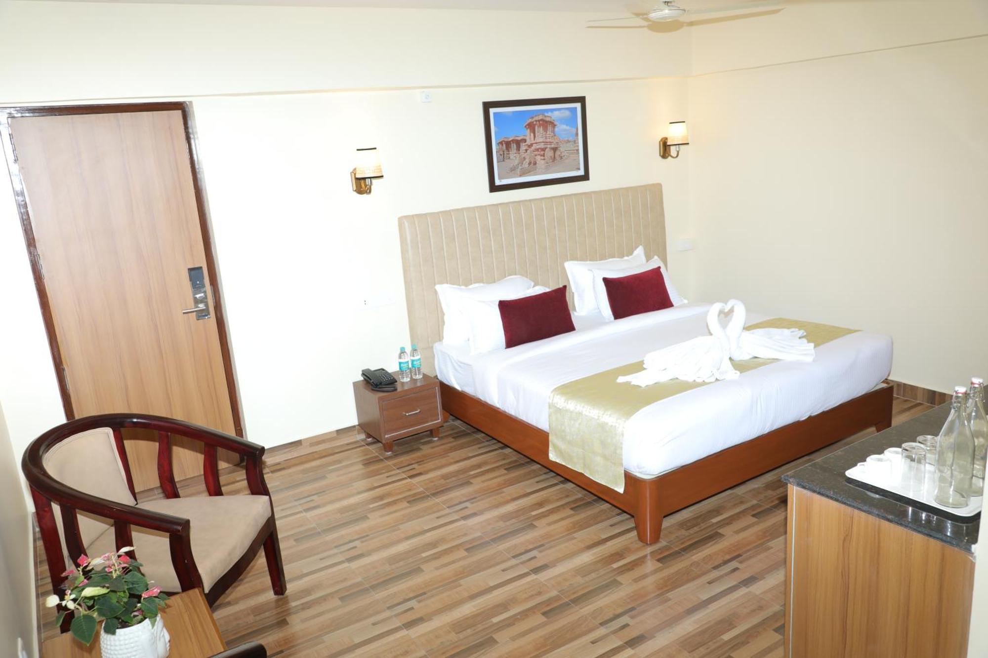 Gadiraju Palace Convention Centre & Hotel Визакхапатнам Екстериор снимка